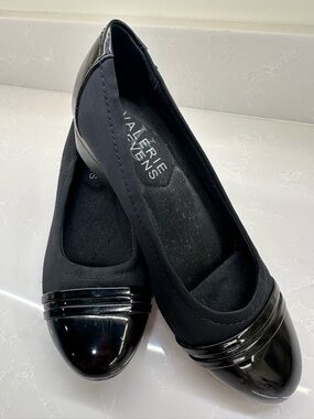 Valerie Stevens Black Petite Wedge with Patent Cap-Toe. Size: 6